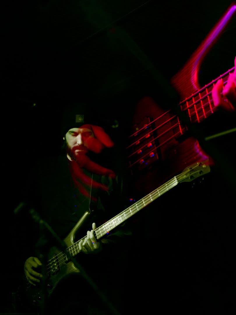 SAYST bassista catturato in uno scatto live astratto e artistico